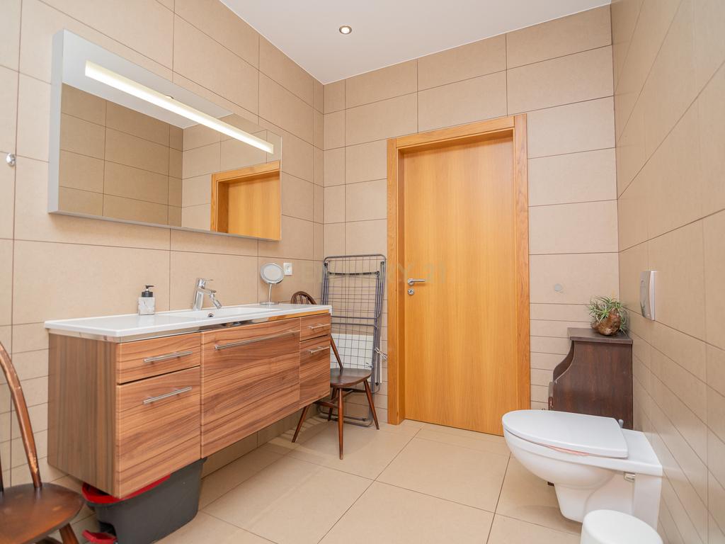 NAO PERCA ESTA GRANDE OPORTUNIDADE! FABULOSA MORADIA DE LUXO INDEPENDENTE V4 COMPLETAMENTE NOVA DE GRANDES DIMENSÕES, COM 6220M2 DE TERRENO, DOIS PISOS, 2 GARAGENS EM BOX PARA 3 CARROS, 3 CASAS DE BANHO, AQUECIMENTO POR PISO RADIANTE, PAINÉIS SOLARES, VAR - Image 48