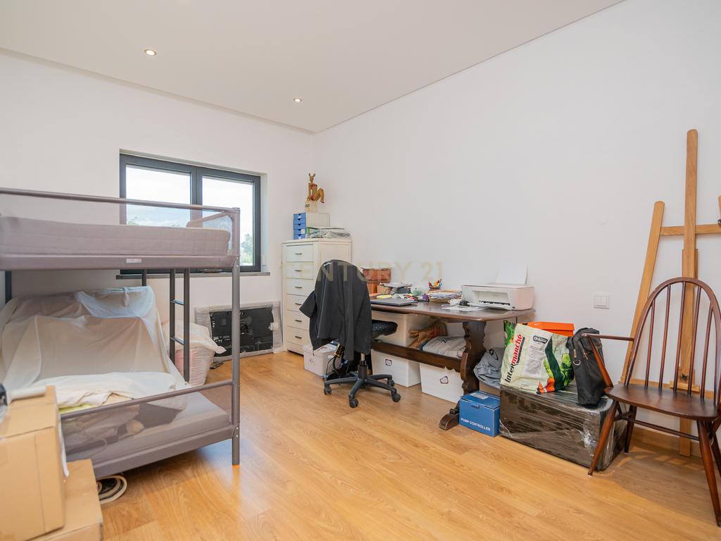 NAO PERCA ESTA GRANDE OPORTUNIDADE! FABULOSA MORADIA DE LUXO INDEPENDENTE V4 COMPLETAMENTE NOVA DE GRANDES DIMENSÕES, COM 6220M2 DE TERRENO, DOIS PISOS, 2 GARAGENS EM BOX PARA 3 CARROS, 3 CASAS DE BANHO, AQUECIMENTO POR PISO RADIANTE, PAINÉIS SOLARES, VAR - Image 43