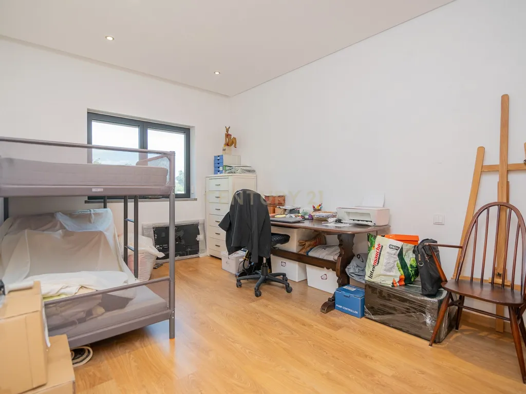 NAO PERCA ESTA GRANDE OPORTUNIDADE! FABULOSA MORADIA DE LUXO INDEPENDENTE V4 COMPLETAMENTE NOVA DE GRANDES DIMENSÕES, COM 6220M2 DE TERRENO, DOIS PISOS, 2 GARAGENS EM BOX PARA 3 CARROS, 3 CASAS DE BANHO, AQUECIMENTO POR PISO RADIANTE, PAINÉIS SOLARES, VAR - Image 43