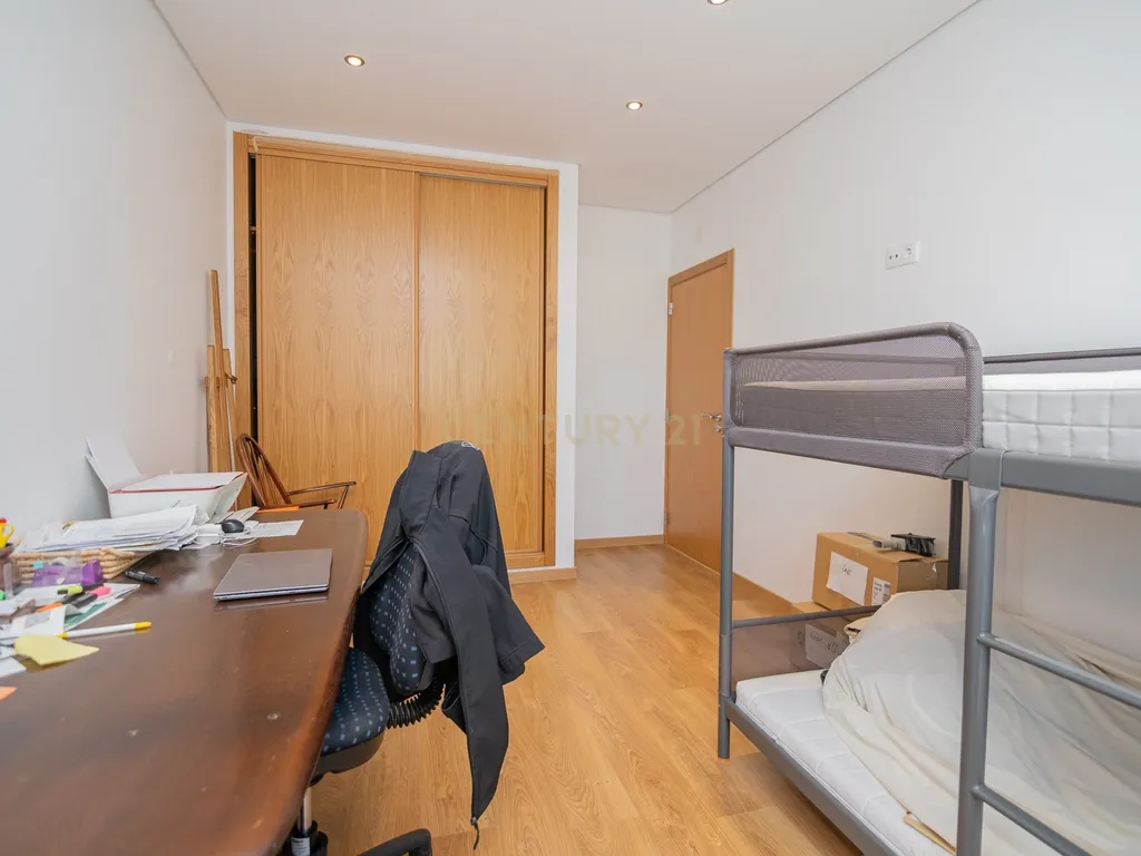 NAO PERCA ESTA GRANDE OPORTUNIDADE! FABULOSA MORADIA DE LUXO INDEPENDENTE V4 COMPLETAMENTE NOVA DE GRANDES DIMENSÕES, COM 6220M2 DE TERRENO, DOIS PISOS, 2 GARAGENS EM BOX PARA 3 CARROS, 3 CASAS DE BANHO, AQUECIMENTO POR PISO RADIANTE, PAINÉIS SOLARES, VAR - Image 44