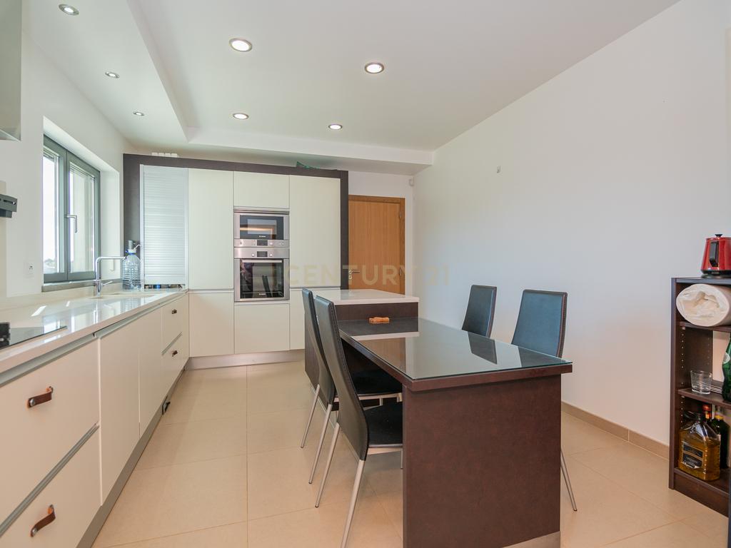 NAO PERCA ESTA GRANDE OPORTUNIDADE! FABULOSA MORADIA DE LUXO INDEPENDENTE V4 COMPLETAMENTE NOVA DE GRANDES DIMENSÕES, COM 6220M2 DE TERRENO, DOIS PISOS, 2 GARAGENS EM BOX PARA 3 CARROS, 3 CASAS DE BANHO, AQUECIMENTO POR PISO RADIANTE, PAINÉIS SOLARES, VAR - Image 25