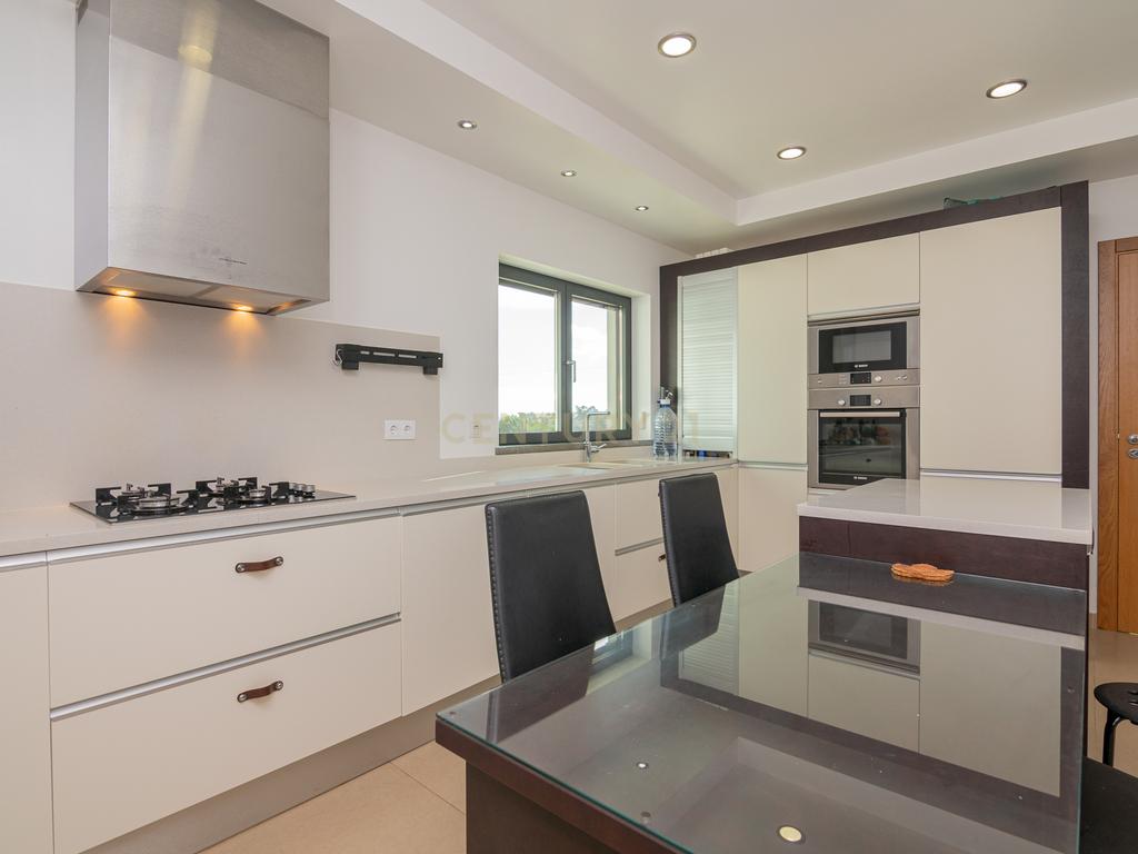 NAO PERCA ESTA GRANDE OPORTUNIDADE! FABULOSA MORADIA DE LUXO INDEPENDENTE V4 COMPLETAMENTE NOVA DE GRANDES DIMENSÕES, COM 6220M2 DE TERRENO, DOIS PISOS, 2 GARAGENS EM BOX PARA 3 CARROS, 3 CASAS DE BANHO, AQUECIMENTO POR PISO RADIANTE, PAINÉIS SOLARES, VAR - Image 23