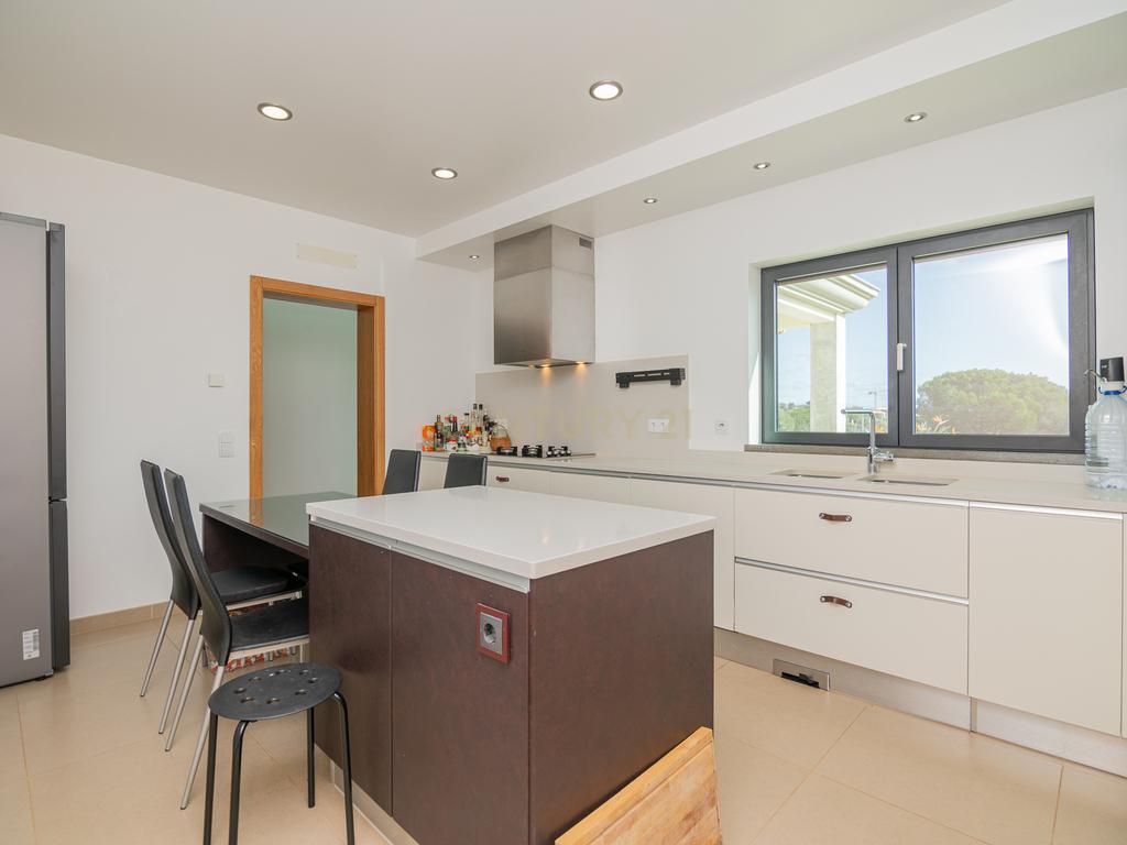 NAO PERCA ESTA GRANDE OPORTUNIDADE! FABULOSA MORADIA DE LUXO INDEPENDENTE V4 COMPLETAMENTE NOVA DE GRANDES DIMENSÕES, COM 6220M2 DE TERRENO, DOIS PISOS, 2 GARAGENS EM BOX PARA 3 CARROS, 3 CASAS DE BANHO, AQUECIMENTO POR PISO RADIANTE, PAINÉIS SOLARES, VAR - Image 24