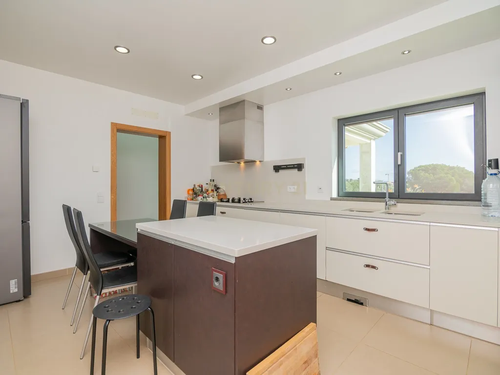 NAO PERCA ESTA GRANDE OPORTUNIDADE! FABULOSA MORADIA DE LUXO INDEPENDENTE V4 COMPLETAMENTE NOVA DE GRANDES DIMENSÕES, COM 6220M2 DE TERRENO, DOIS PISOS, 2 GARAGENS EM BOX PARA 3 CARROS, 3 CASAS DE BANHO, AQUECIMENTO POR PISO RADIANTE, PAINÉIS SOLARES, VAR - Image 24