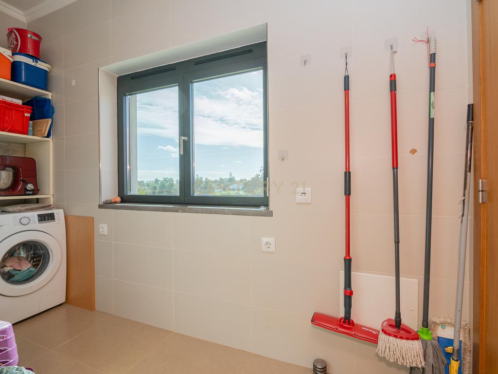 NAO PERCA ESTA GRANDE OPORTUNIDADE! FABULOSA MORADIA DE LUXO INDEPENDENTE V4 COMPLETAMENTE NOVA DE GRANDES DIMENSÕES, COM 6220M2 DE TERRENO, DOIS PISOS, 2 GARAGENS EM BOX PARA 3 CARROS, 3 CASAS DE BANHO, AQUECIMENTO POR PISO RADIANTE, PAINÉIS SOLARES, VAR - Image 26