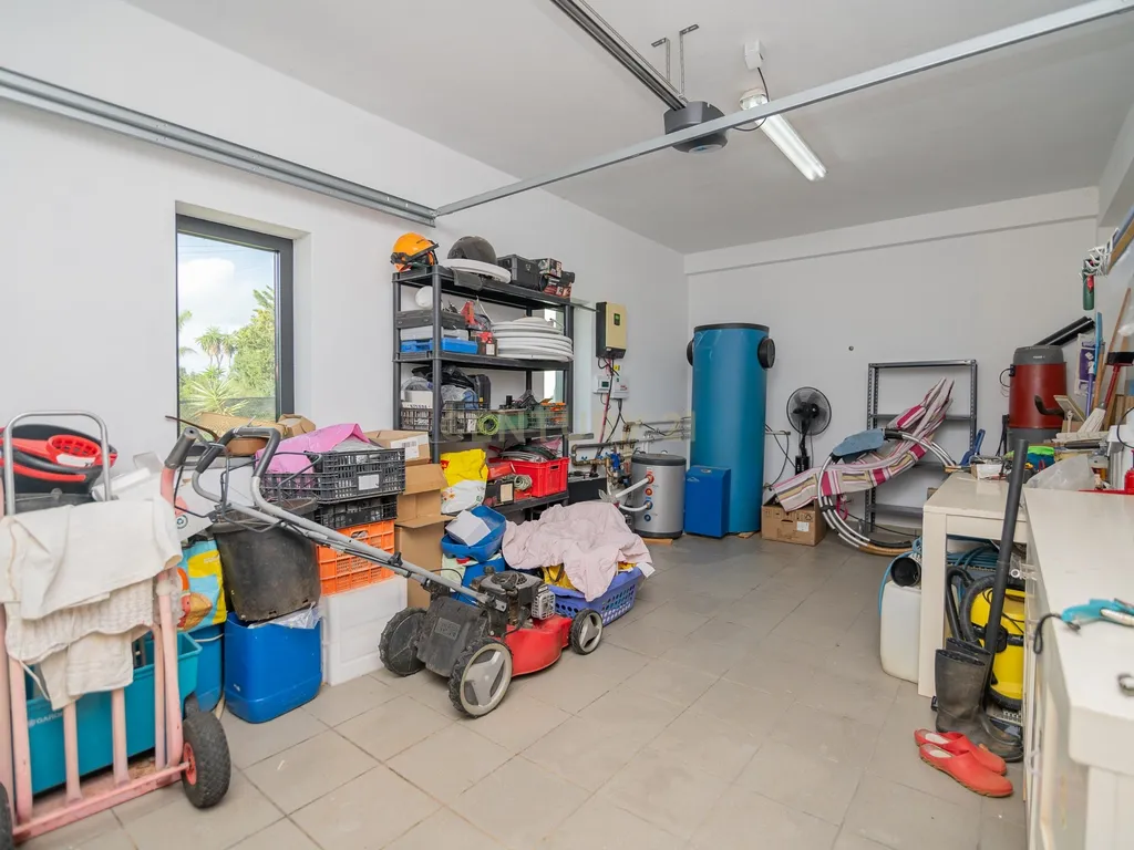 NAO PERCA ESTA GRANDE OPORTUNIDADE! FABULOSA MORADIA DE LUXO INDEPENDENTE V4 COMPLETAMENTE NOVA DE GRANDES DIMENSÕES, COM 6220M2 DE TERRENO, DOIS PISOS, 2 GARAGENS EM BOX PARA 3 CARROS, 3 CASAS DE BANHO, AQUECIMENTO POR PISO RADIANTE, PAINÉIS SOLARES, VAR - Image 55