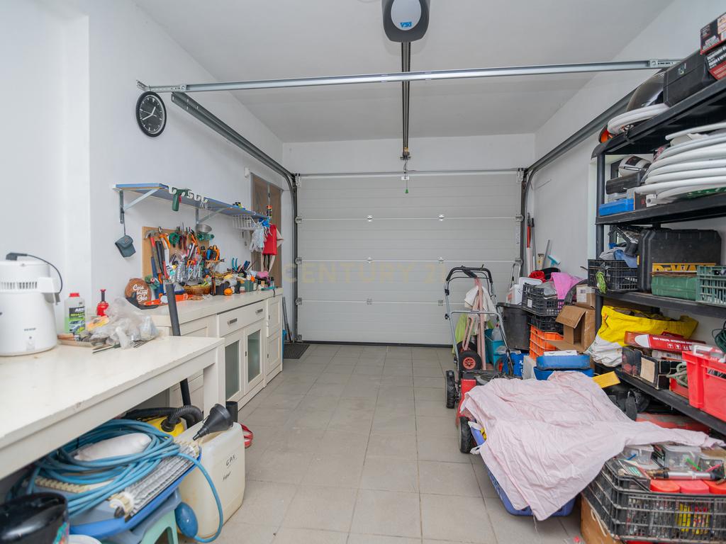 NAO PERCA ESTA GRANDE OPORTUNIDADE! FABULOSA MORADIA DE LUXO INDEPENDENTE V4 COMPLETAMENTE NOVA DE GRANDES DIMENSÕES, COM 6220M2 DE TERRENO, DOIS PISOS, 2 GARAGENS EM BOX PARA 3 CARROS, 3 CASAS DE BANHO, AQUECIMENTO POR PISO RADIANTE, PAINÉIS SOLARES, VAR - Image 54