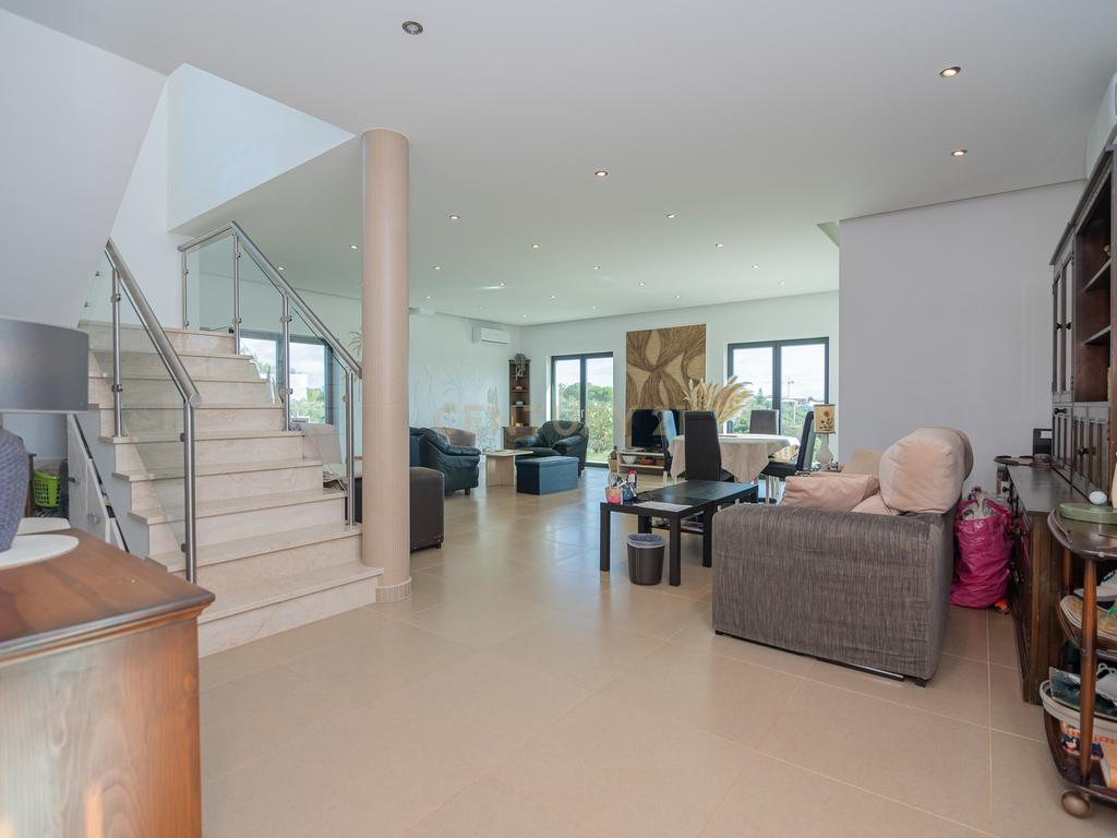 NAO PERCA ESTA GRANDE OPORTUNIDADE! FABULOSA MORADIA DE LUXO INDEPENDENTE V4 COMPLETAMENTE NOVA DE GRANDES DIMENSÕES, COM 6220M2 DE TERRENO, DOIS PISOS, 2 GARAGENS EM BOX PARA 3 CARROS, 3 CASAS DE BANHO, AQUECIMENTO POR PISO RADIANTE, PAINÉIS SOLARES, VAR - Image 20