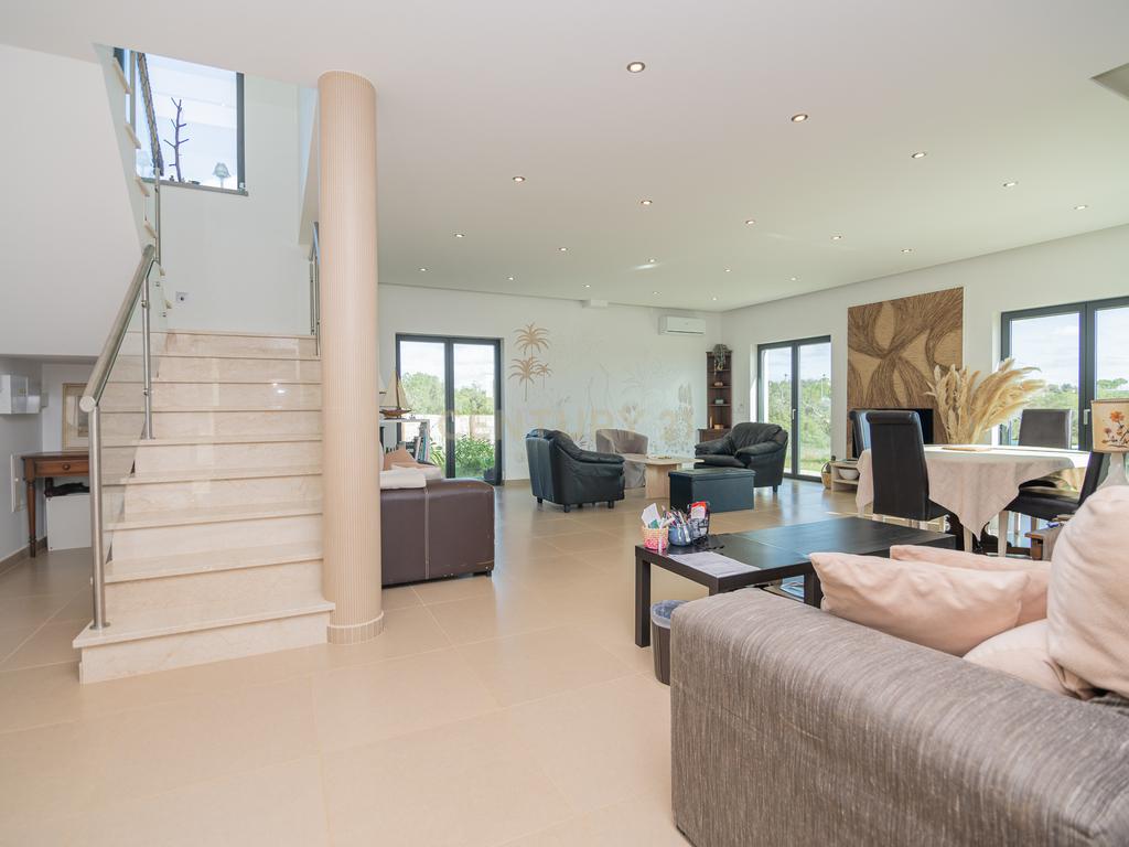 NAO PERCA ESTA GRANDE OPORTUNIDADE! FABULOSA MORADIA DE LUXO INDEPENDENTE V4 COMPLETAMENTE NOVA DE GRANDES DIMENSÕES, COM 6220M2 DE TERRENO, DOIS PISOS, 2 GARAGENS EM BOX PARA 3 CARROS, 3 CASAS DE BANHO, AQUECIMENTO POR PISO RADIANTE, PAINÉIS SOLARES, VAR - Image 21