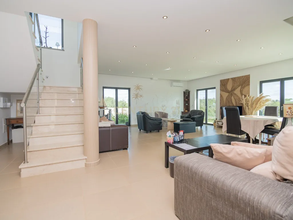 NAO PERCA ESTA GRANDE OPORTUNIDADE! FABULOSA MORADIA DE LUXO INDEPENDENTE V4 COMPLETAMENTE NOVA DE GRANDES DIMENSÕES, COM 6220M2 DE TERRENO, DOIS PISOS, 2 GARAGENS EM BOX PARA 3 CARROS, 3 CASAS DE BANHO, AQUECIMENTO POR PISO RADIANTE, PAINÉIS SOLARES, VAR - Image 21