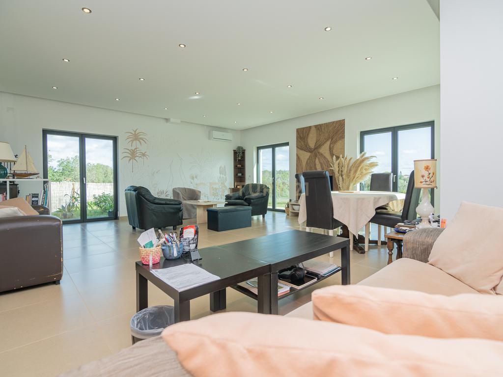 NAO PERCA ESTA GRANDE OPORTUNIDADE! FABULOSA MORADIA DE LUXO INDEPENDENTE V4 COMPLETAMENTE NOVA DE GRANDES DIMENSÕES, COM 6220M2 DE TERRENO, DOIS PISOS, 2 GARAGENS EM BOX PARA 3 CARROS, 3 CASAS DE BANHO, AQUECIMENTO POR PISO RADIANTE, PAINÉIS SOLARES, VAR - Image 19