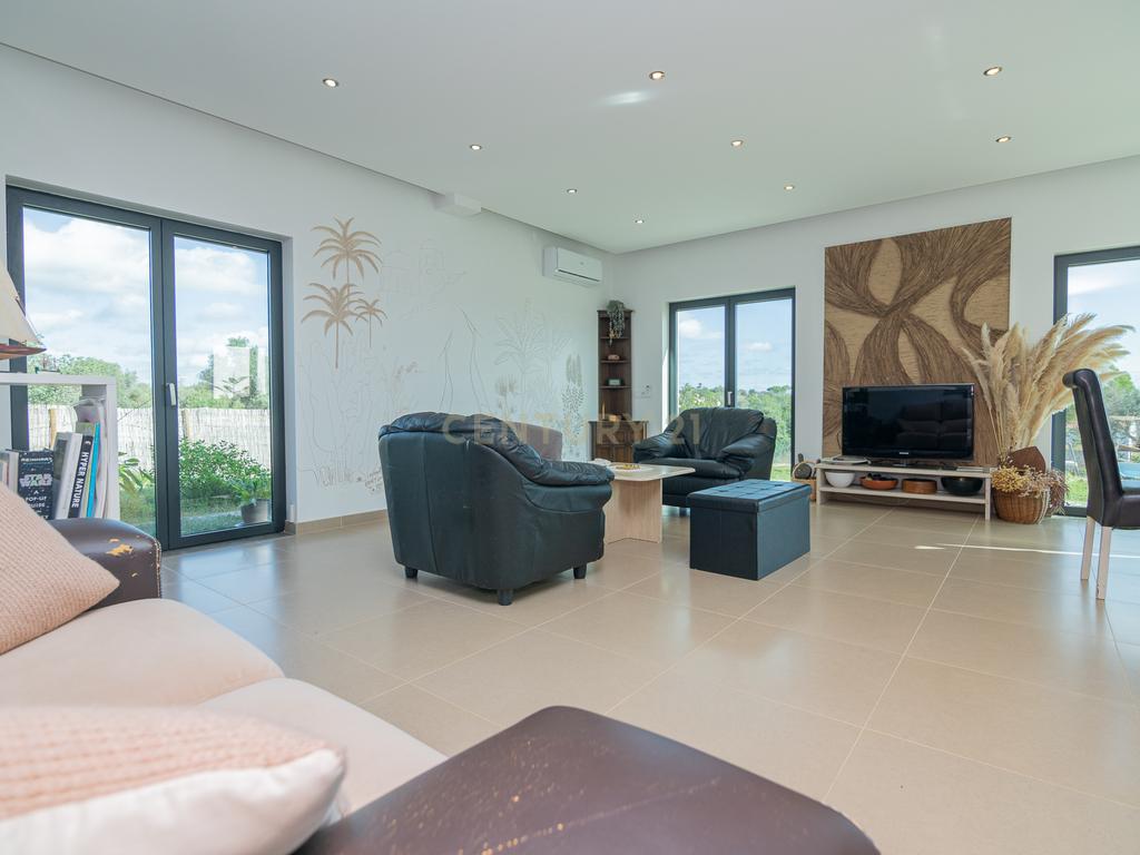NAO PERCA ESTA GRANDE OPORTUNIDADE! FABULOSA MORADIA DE LUXO INDEPENDENTE V4 COMPLETAMENTE NOVA DE GRANDES DIMENSÕES, COM 6220M2 DE TERRENO, DOIS PISOS, 2 GARAGENS EM BOX PARA 3 CARROS, 3 CASAS DE BANHO, AQUECIMENTO POR PISO RADIANTE, PAINÉIS SOLARES, VAR - Image 18