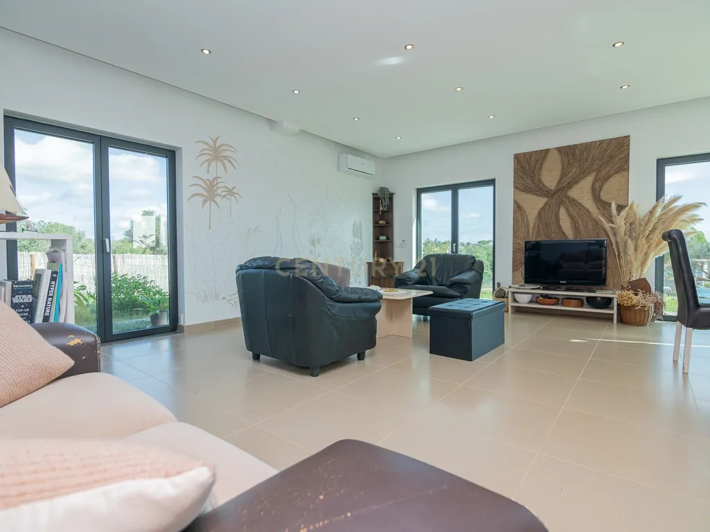 NAO PERCA ESTA GRANDE OPORTUNIDADE! FABULOSA MORADIA DE LUXO INDEPENDENTE V4 COMPLETAMENTE NOVA DE GRANDES DIMENSÕES, COM 6220M2 DE TERRENO, DOIS PISOS, 2 GARAGENS EM BOX PARA 3 CARROS, 3 CASAS DE BANHO, AQUECIMENTO POR PISO RADIANTE, PAINÉIS SOLARES, VAR - Image 18