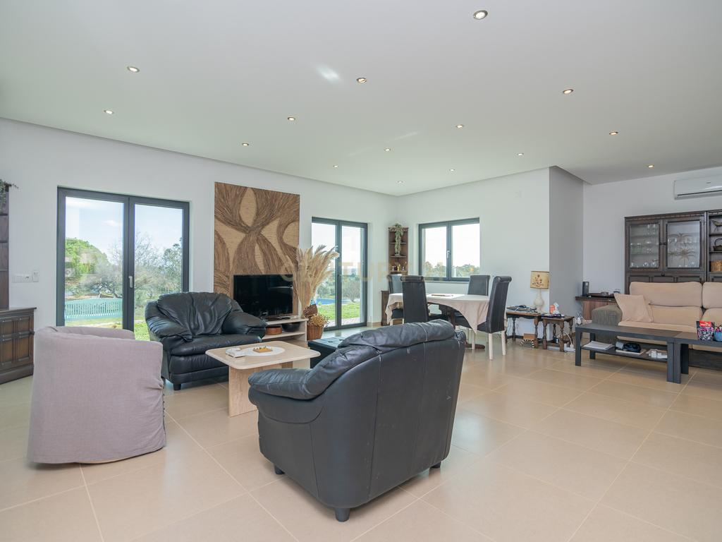 NAO PERCA ESTA GRANDE OPORTUNIDADE! FABULOSA MORADIA DE LUXO INDEPENDENTE V4 COMPLETAMENTE NOVA DE GRANDES DIMENSÕES, COM 6220M2 DE TERRENO, DOIS PISOS, 2 GARAGENS EM BOX PARA 3 CARROS, 3 CASAS DE BANHO, AQUECIMENTO POR PISO RADIANTE, PAINÉIS SOLARES, VAR - Image 22