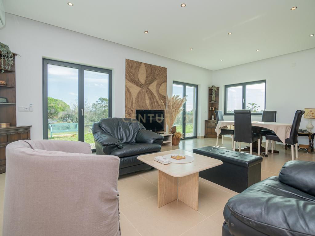 NAO PERCA ESTA GRANDE OPORTUNIDADE! FABULOSA MORADIA DE LUXO INDEPENDENTE V4 COMPLETAMENTE NOVA DE GRANDES DIMENSÕES, COM 6220M2 DE TERRENO, DOIS PISOS, 2 GARAGENS EM BOX PARA 3 CARROS, 3 CASAS DE BANHO, AQUECIMENTO POR PISO RADIANTE, PAINÉIS SOLARES, VAR - Image 1
