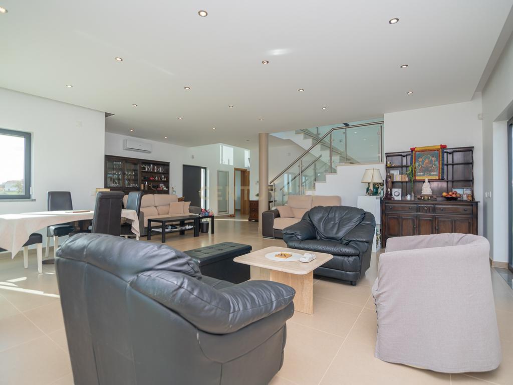 NAO PERCA ESTA GRANDE OPORTUNIDADE! FABULOSA MORADIA DE LUXO INDEPENDENTE V4 COMPLETAMENTE NOVA DE GRANDES DIMENSÕES, COM 6220M2 DE TERRENO, DOIS PISOS, 2 GARAGENS EM BOX PARA 3 CARROS, 3 CASAS DE BANHO, AQUECIMENTO POR PISO RADIANTE, PAINÉIS SOLARES, VAR - Image 16