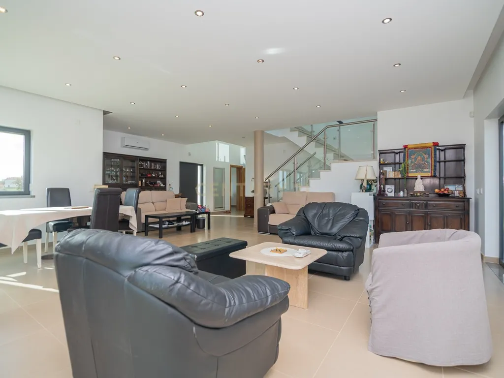 NAO PERCA ESTA GRANDE OPORTUNIDADE! FABULOSA MORADIA DE LUXO INDEPENDENTE V4 COMPLETAMENTE NOVA DE GRANDES DIMENSÕES, COM 6220M2 DE TERRENO, DOIS PISOS, 2 GARAGENS EM BOX PARA 3 CARROS, 3 CASAS DE BANHO, AQUECIMENTO POR PISO RADIANTE, PAINÉIS SOLARES, VAR - Image 16