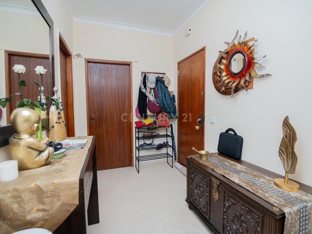 NÃO PERCA ESTA GRANDE OPORTUNIDADE! APARTAMENTO T3 ESPAÇOSO E COMPLETAMENTE REMODELADO COM DUAS AMPLAS VARANDAS, UMA FECHADA EM MARQUISE COM VISTA DESAFOGADA, DUAS CASAS DE BANHO MUITO BEM LOCALIZADO NO CENTRO DE PORTIMÃO PRÓXIMO DE TODAS AS COMODIDADES E - Image 8