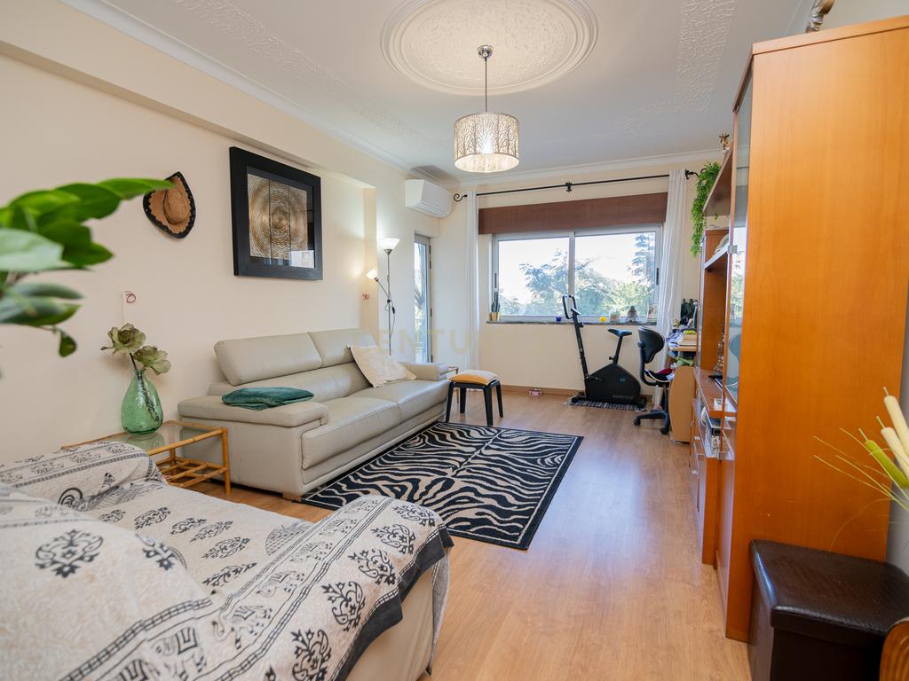 NÃO PERCA ESTA GRANDE OPORTUNIDADE! APARTAMENTO T3 ESPAÇOSO E COMPLETAMENTE REMODELADO COM DUAS AMPLAS VARANDAS, UMA FECHADA EM MARQUISE COM VISTA DESAFOGADA, DUAS CASAS DE BANHO MUITO BEM LOCALIZADO NO CENTRO DE PORTIMÃO PRÓXIMO DE TODAS AS COMODIDADES E - Image 11