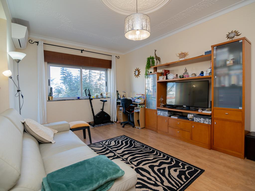 NÃO PERCA ESTA GRANDE OPORTUNIDADE! APARTAMENTO T3 ESPAÇOSO E COMPLETAMENTE REMODELADO COM DUAS AMPLAS VARANDAS, UMA FECHADA EM MARQUISE COM VISTA DESAFOGADA, DUAS CASAS DE BANHO MUITO BEM LOCALIZADO NO CENTRO DE PORTIMÃO PRÓXIMO DE TODAS AS COMODIDADES E - Image 9