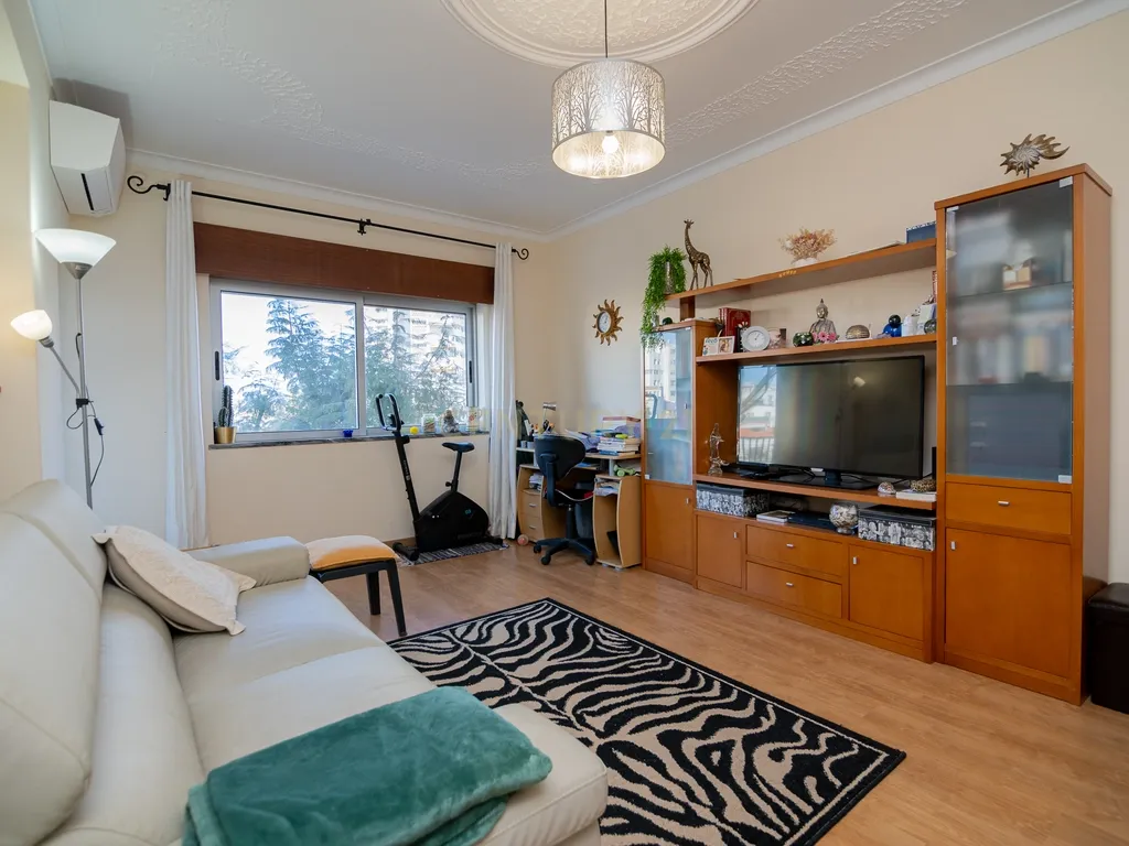 NÃO PERCA ESTA GRANDE OPORTUNIDADE! APARTAMENTO T3 ESPAÇOSO E COMPLETAMENTE REMODELADO COM DUAS AMPLAS VARANDAS, UMA FECHADA EM MARQUISE COM VISTA DESAFOGADA, DUAS CASAS DE BANHO MUITO BEM LOCALIZADO NO CENTRO DE PORTIMÃO PRÓXIMO DE TODAS AS COMODIDADES E - Image 9