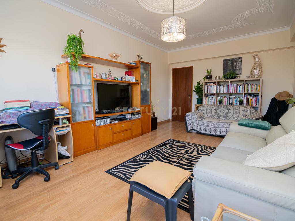 NÃO PERCA ESTA GRANDE OPORTUNIDADE! APARTAMENTO T3 ESPAÇOSO E COMPLETAMENTE REMODELADO COM DUAS AMPLAS VARANDAS, UMA FECHADA EM MARQUISE COM VISTA DESAFOGADA, DUAS CASAS DE BANHO MUITO BEM LOCALIZADO NO CENTRO DE PORTIMÃO PRÓXIMO DE TODAS AS COMODIDADES E - Image 1