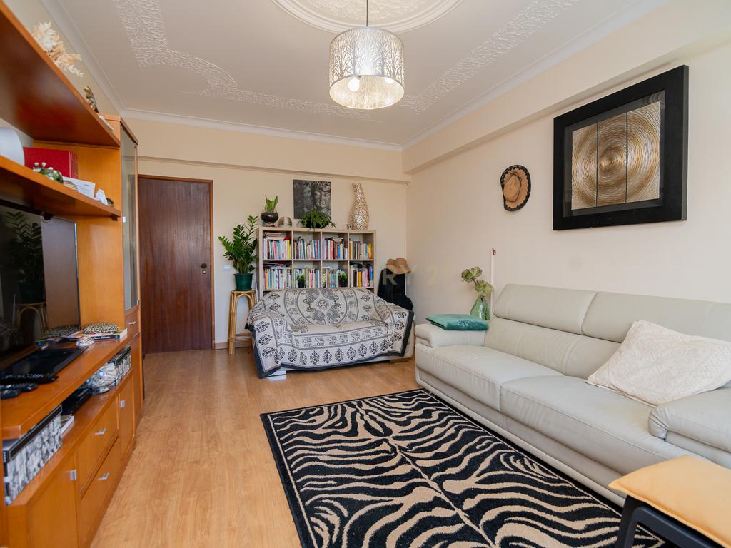 NÃO PERCA ESTA GRANDE OPORTUNIDADE! APARTAMENTO T3 ESPAÇOSO E COMPLETAMENTE REMODELADO COM DUAS AMPLAS VARANDAS, UMA FECHADA EM MARQUISE COM VISTA DESAFOGADA, DUAS CASAS DE BANHO MUITO BEM LOCALIZADO NO CENTRO DE PORTIMÃO PRÓXIMO DE TODAS AS COMODIDADES E - Image 10
