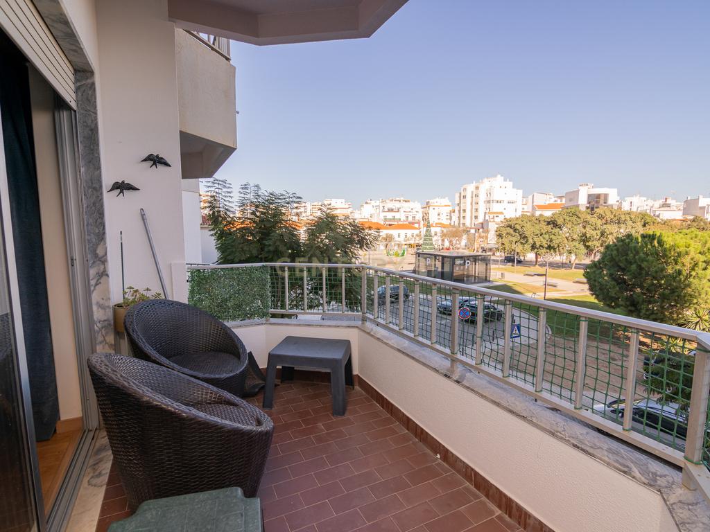 NÃO PERCA ESTA GRANDE OPORTUNIDADE! APARTAMENTO T3 ESPAÇOSO E COMPLETAMENTE REMODELADO COM DUAS AMPLAS VARANDAS, UMA FECHADA EM MARQUISE COM VISTA DESAFOGADA, DUAS CASAS DE BANHO MUITO BEM LOCALIZADO NO CENTRO DE PORTIMÃO PRÓXIMO DE TODAS AS COMODIDADES E - Image 12