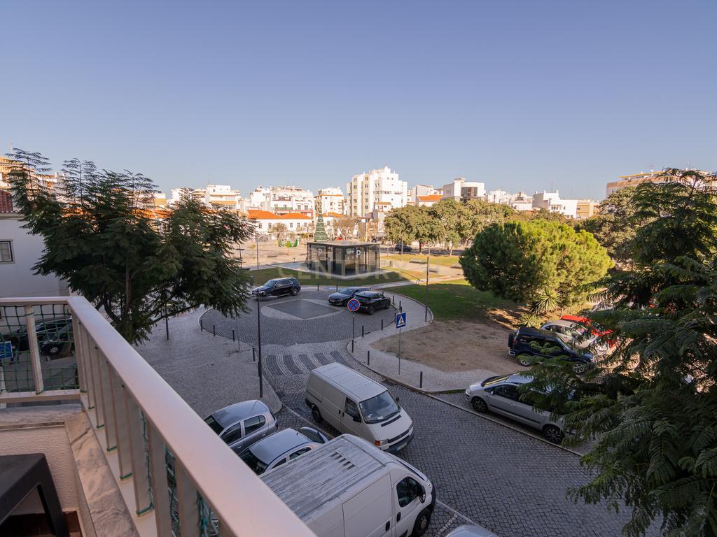 NÃO PERCA ESTA GRANDE OPORTUNIDADE! APARTAMENTO T3 ESPAÇOSO E COMPLETAMENTE REMODELADO COM DUAS AMPLAS VARANDAS, UMA FECHADA EM MARQUISE COM VISTA DESAFOGADA, DUAS CASAS DE BANHO MUITO BEM LOCALIZADO NO CENTRO DE PORTIMÃO PRÓXIMO DE TODAS AS COMODIDADES E - Image 13