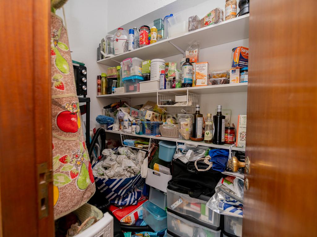 NÃO PERCA ESTA GRANDE OPORTUNIDADE! APARTAMENTO T3 ESPAÇOSO E COMPLETAMENTE REMODELADO COM DUAS AMPLAS VARANDAS, UMA FECHADA EM MARQUISE COM VISTA DESAFOGADA, DUAS CASAS DE BANHO MUITO BEM LOCALIZADO NO CENTRO DE PORTIMÃO PRÓXIMO DE TODAS AS COMODIDADES E - Image 17