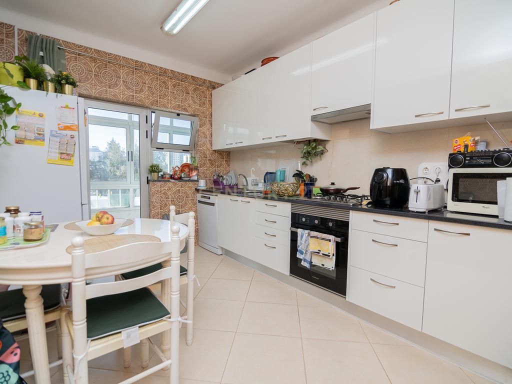 NÃO PERCA ESTA GRANDE OPORTUNIDADE! APARTAMENTO T3 ESPAÇOSO E COMPLETAMENTE REMODELADO COM DUAS AMPLAS VARANDAS, UMA FECHADA EM MARQUISE COM VISTA DESAFOGADA, DUAS CASAS DE BANHO MUITO BEM LOCALIZADO NO CENTRO DE PORTIMÃO PRÓXIMO DE TODAS AS COMODIDADES E - Image 14