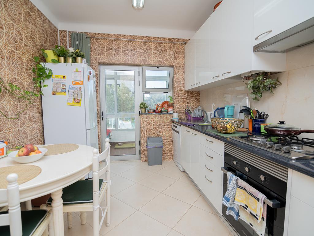 NÃO PERCA ESTA GRANDE OPORTUNIDADE! APARTAMENTO T3 ESPAÇOSO E COMPLETAMENTE REMODELADO COM DUAS AMPLAS VARANDAS, UMA FECHADA EM MARQUISE COM VISTA DESAFOGADA, DUAS CASAS DE BANHO MUITO BEM LOCALIZADO NO CENTRO DE PORTIMÃO PRÓXIMO DE TODAS AS COMODIDADES E - Image 15