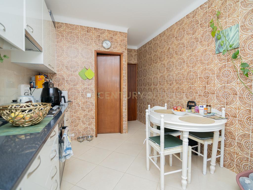 NÃO PERCA ESTA GRANDE OPORTUNIDADE! APARTAMENTO T3 ESPAÇOSO E COMPLETAMENTE REMODELADO COM DUAS AMPLAS VARANDAS, UMA FECHADA EM MARQUISE COM VISTA DESAFOGADA, DUAS CASAS DE BANHO MUITO BEM LOCALIZADO NO CENTRO DE PORTIMÃO PRÓXIMO DE TODAS AS COMODIDADES E - Image 16