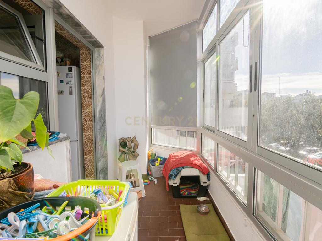 NÃO PERCA ESTA GRANDE OPORTUNIDADE! APARTAMENTO T3 ESPAÇOSO E COMPLETAMENTE REMODELADO COM DUAS AMPLAS VARANDAS, UMA FECHADA EM MARQUISE COM VISTA DESAFOGADA, DUAS CASAS DE BANHO MUITO BEM LOCALIZADO NO CENTRO DE PORTIMÃO PRÓXIMO DE TODAS AS COMODIDADES E - Image 27