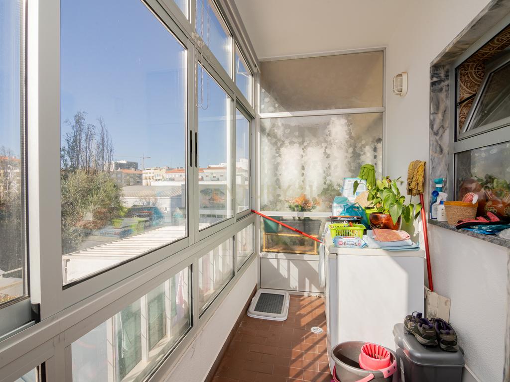 NÃO PERCA ESTA GRANDE OPORTUNIDADE! APARTAMENTO T3 ESPAÇOSO E COMPLETAMENTE REMODELADO COM DUAS AMPLAS VARANDAS, UMA FECHADA EM MARQUISE COM VISTA DESAFOGADA, DUAS CASAS DE BANHO MUITO BEM LOCALIZADO NO CENTRO DE PORTIMÃO PRÓXIMO DE TODAS AS COMODIDADES E - Image 26