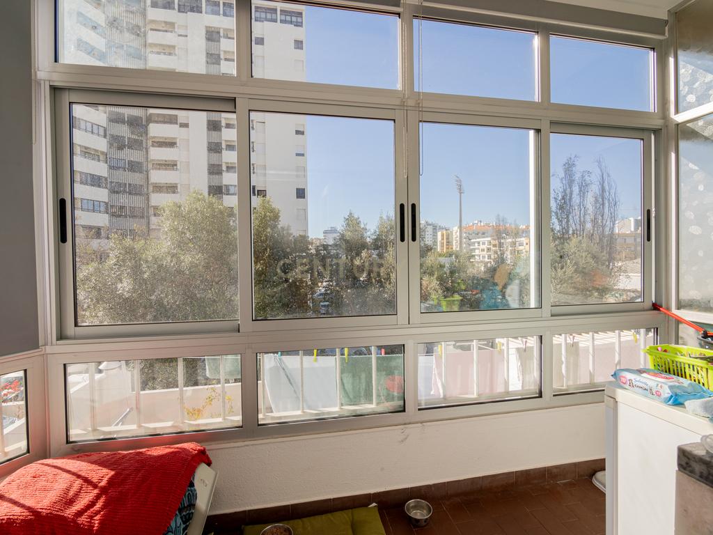 NÃO PERCA ESTA GRANDE OPORTUNIDADE! APARTAMENTO T3 ESPAÇOSO E COMPLETAMENTE REMODELADO COM DUAS AMPLAS VARANDAS, UMA FECHADA EM MARQUISE COM VISTA DESAFOGADA, DUAS CASAS DE BANHO MUITO BEM LOCALIZADO NO CENTRO DE PORTIMÃO PRÓXIMO DE TODAS AS COMODIDADES E - Image 28