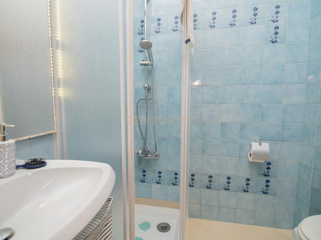 NÃO PERCA ESTA GRANDE OPORTUNIDADE! APARTAMENTO T3 ESPAÇOSO E COMPLETAMENTE REMODELADO COM DUAS AMPLAS VARANDAS, UMA FECHADA EM MARQUISE COM VISTA DESAFOGADA, DUAS CASAS DE BANHO MUITO BEM LOCALIZADO NO CENTRO DE PORTIMÃO PRÓXIMO DE TODAS AS COMODIDADES E - Image 31