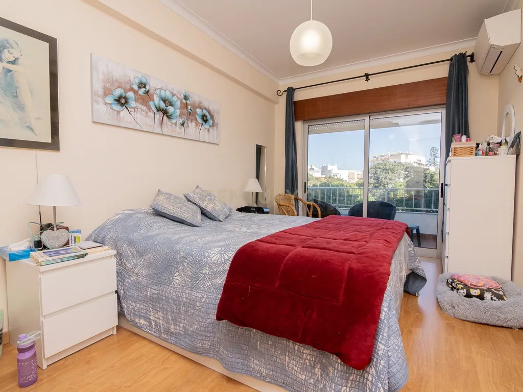 NÃO PERCA ESTA GRANDE OPORTUNIDADE! APARTAMENTO T3 ESPAÇOSO E COMPLETAMENTE REMODELADO COM DUAS AMPLAS VARANDAS, UMA FECHADA EM MARQUISE COM VISTA DESAFOGADA, DUAS CASAS DE BANHO MUITO BEM LOCALIZADO NO CENTRO DE PORTIMÃO PRÓXIMO DE TODAS AS COMODIDADES E - Image 18