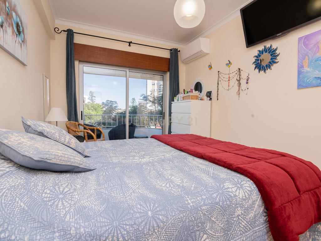 NÃO PERCA ESTA GRANDE OPORTUNIDADE! APARTAMENTO T3 ESPAÇOSO E COMPLETAMENTE REMODELADO COM DUAS AMPLAS VARANDAS, UMA FECHADA EM MARQUISE COM VISTA DESAFOGADA, DUAS CASAS DE BANHO MUITO BEM LOCALIZADO NO CENTRO DE PORTIMÃO PRÓXIMO DE TODAS AS COMODIDADES E - Image 19