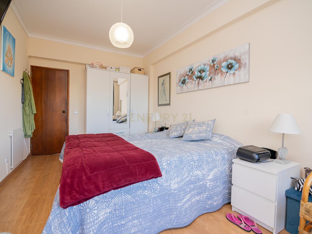 NÃO PERCA ESTA GRANDE OPORTUNIDADE! APARTAMENTO T3 ESPAÇOSO E COMPLETAMENTE REMODELADO COM DUAS AMPLAS VARANDAS, UMA FECHADA EM MARQUISE COM VISTA DESAFOGADA, DUAS CASAS DE BANHO MUITO BEM LOCALIZADO NO CENTRO DE PORTIMÃO PRÓXIMO DE TODAS AS COMODIDADES E - Image 20