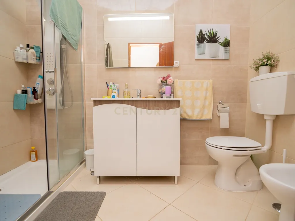 NÃO PERCA ESTA GRANDE OPORTUNIDADE! APARTAMENTO T3 ESPAÇOSO E COMPLETAMENTE REMODELADO COM DUAS AMPLAS VARANDAS, UMA FECHADA EM MARQUISE COM VISTA DESAFOGADA, DUAS CASAS DE BANHO MUITO BEM LOCALIZADO NO CENTRO DE PORTIMÃO PRÓXIMO DE TODAS AS COMODIDADES E - Image 30