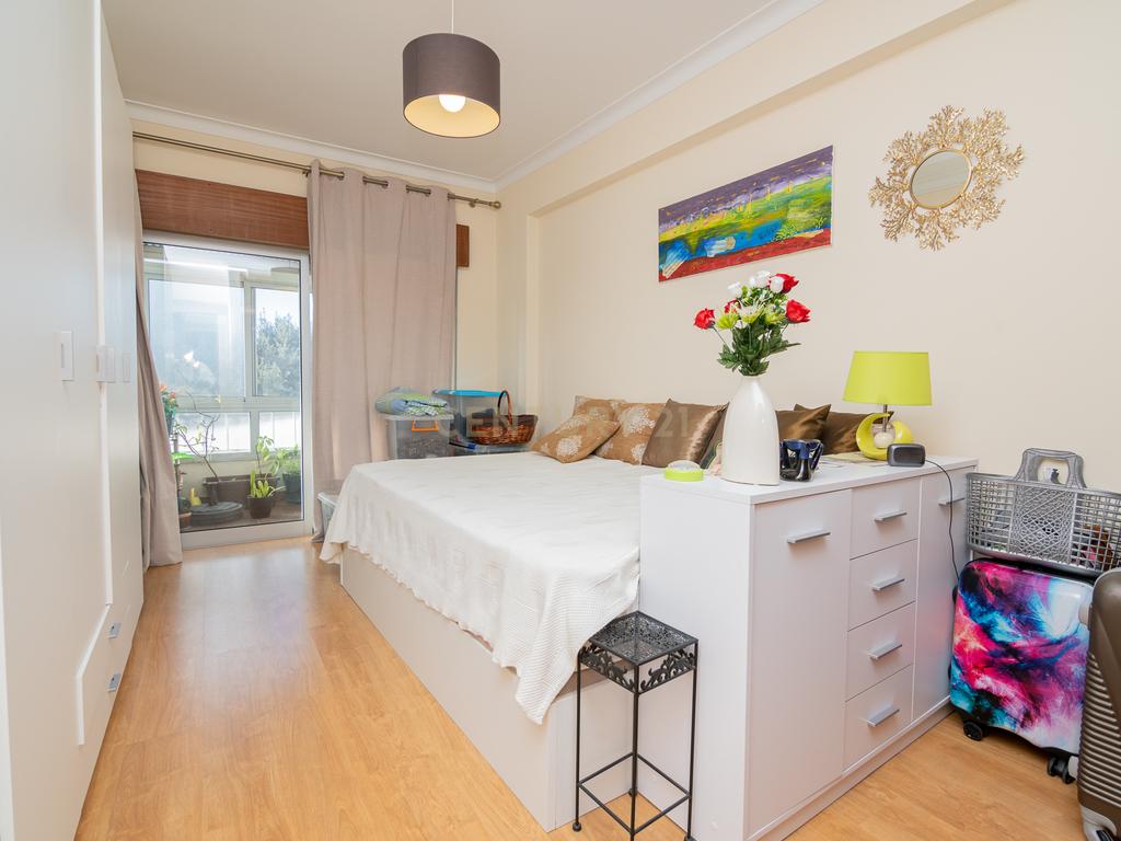 NÃO PERCA ESTA GRANDE OPORTUNIDADE! APARTAMENTO T3 ESPAÇOSO E COMPLETAMENTE REMODELADO COM DUAS AMPLAS VARANDAS, UMA FECHADA EM MARQUISE COM VISTA DESAFOGADA, DUAS CASAS DE BANHO MUITO BEM LOCALIZADO NO CENTRO DE PORTIMÃO PRÓXIMO DE TODAS AS COMODIDADES E - Image 23