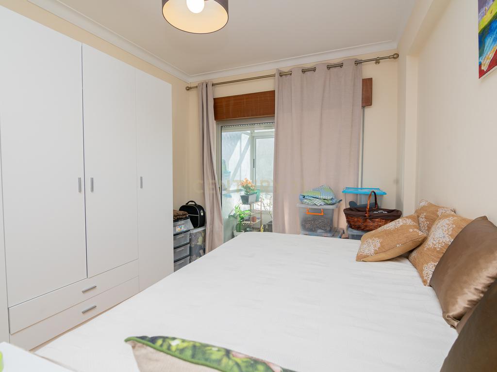 NÃO PERCA ESTA GRANDE OPORTUNIDADE! APARTAMENTO T3 ESPAÇOSO E COMPLETAMENTE REMODELADO COM DUAS AMPLAS VARANDAS, UMA FECHADA EM MARQUISE COM VISTA DESAFOGADA, DUAS CASAS DE BANHO MUITO BEM LOCALIZADO NO CENTRO DE PORTIMÃO PRÓXIMO DE TODAS AS COMODIDADES E - Image 22