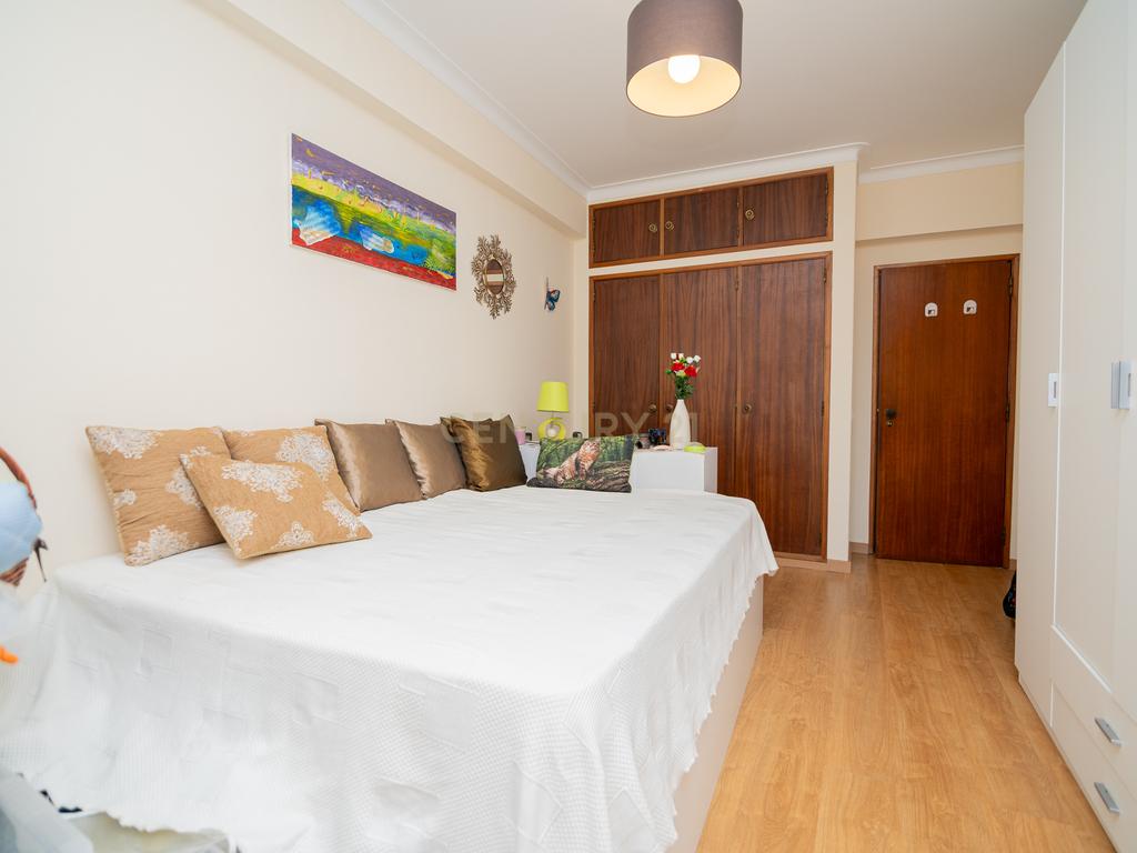 NÃO PERCA ESTA GRANDE OPORTUNIDADE! APARTAMENTO T3 ESPAÇOSO E COMPLETAMENTE REMODELADO COM DUAS AMPLAS VARANDAS, UMA FECHADA EM MARQUISE COM VISTA DESAFOGADA, DUAS CASAS DE BANHO MUITO BEM LOCALIZADO NO CENTRO DE PORTIMÃO PRÓXIMO DE TODAS AS COMODIDADES E - Image 21