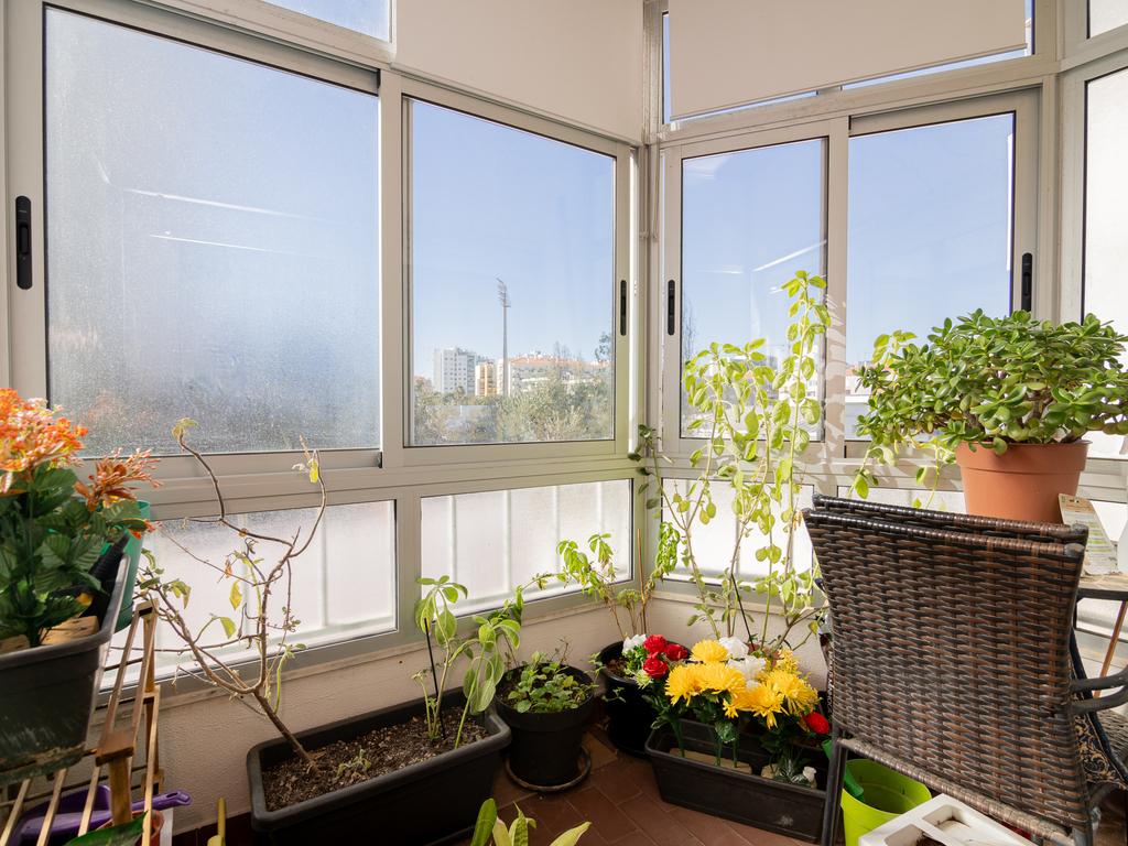 NÃO PERCA ESTA GRANDE OPORTUNIDADE! APARTAMENTO T3 ESPAÇOSO E COMPLETAMENTE REMODELADO COM DUAS AMPLAS VARANDAS, UMA FECHADA EM MARQUISE COM VISTA DESAFOGADA, DUAS CASAS DE BANHO MUITO BEM LOCALIZADO NO CENTRO DE PORTIMÃO PRÓXIMO DE TODAS AS COMODIDADES E - Image 29