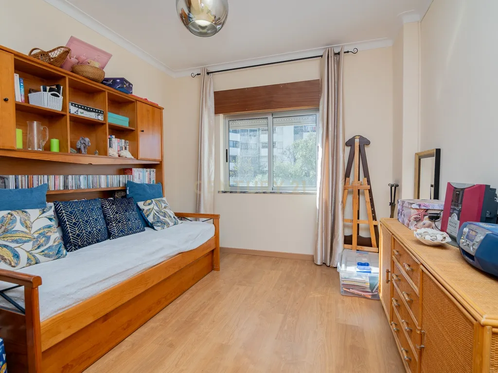 NÃO PERCA ESTA GRANDE OPORTUNIDADE! APARTAMENTO T3 ESPAÇOSO E COMPLETAMENTE REMODELADO COM DUAS AMPLAS VARANDAS, UMA FECHADA EM MARQUISE COM VISTA DESAFOGADA, DUAS CASAS DE BANHO MUITO BEM LOCALIZADO NO CENTRO DE PORTIMÃO PRÓXIMO DE TODAS AS COMODIDADES E - Image 24