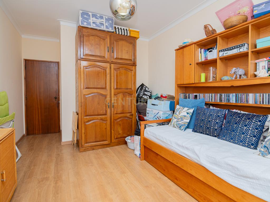 NÃO PERCA ESTA GRANDE OPORTUNIDADE! APARTAMENTO T3 ESPAÇOSO E COMPLETAMENTE REMODELADO COM DUAS AMPLAS VARANDAS, UMA FECHADA EM MARQUISE COM VISTA DESAFOGADA, DUAS CASAS DE BANHO MUITO BEM LOCALIZADO NO CENTRO DE PORTIMÃO PRÓXIMO DE TODAS AS COMODIDADES E - Image 25