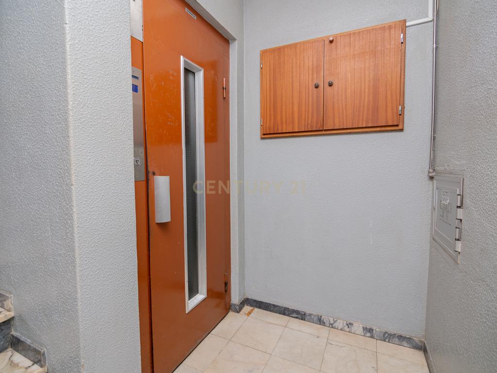 NÃO PERCA ESTA GRANDE OPORTUNIDADE! APARTAMENTO T3 ESPAÇOSO E COMPLETAMENTE REMODELADO COM DUAS AMPLAS VARANDAS, UMA FECHADA EM MARQUISE COM VISTA DESAFOGADA, DUAS CASAS DE BANHO MUITO BEM LOCALIZADO NO CENTRO DE PORTIMÃO PRÓXIMO DE TODAS AS COMODIDADES E - Image 7