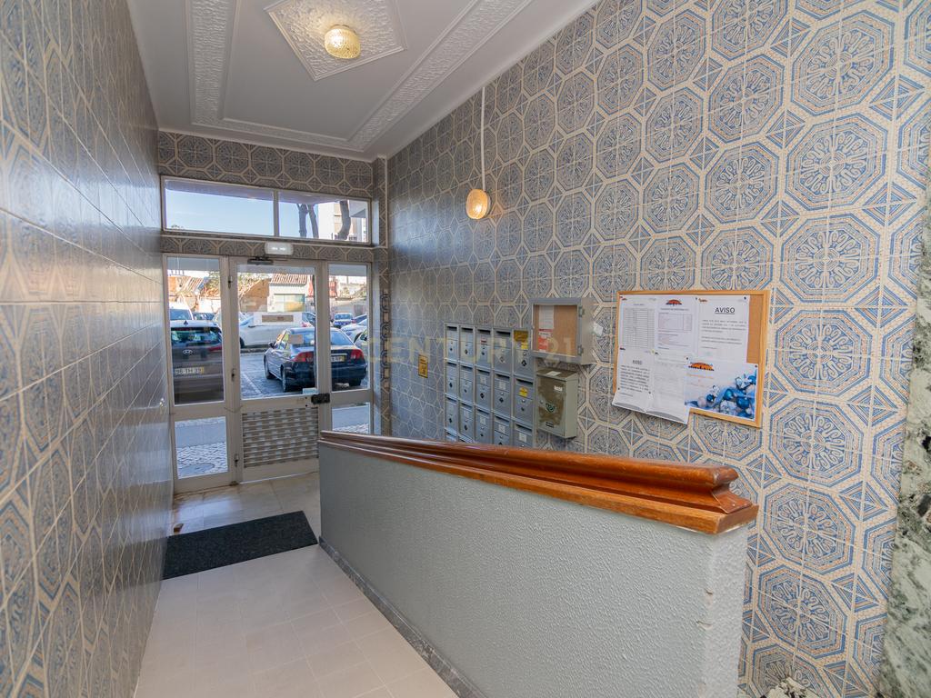 NÃO PERCA ESTA GRANDE OPORTUNIDADE! APARTAMENTO T3 ESPAÇOSO E COMPLETAMENTE REMODELADO COM DUAS AMPLAS VARANDAS, UMA FECHADA EM MARQUISE COM VISTA DESAFOGADA, DUAS CASAS DE BANHO MUITO BEM LOCALIZADO NO CENTRO DE PORTIMÃO PRÓXIMO DE TODAS AS COMODIDADES E - Image 6