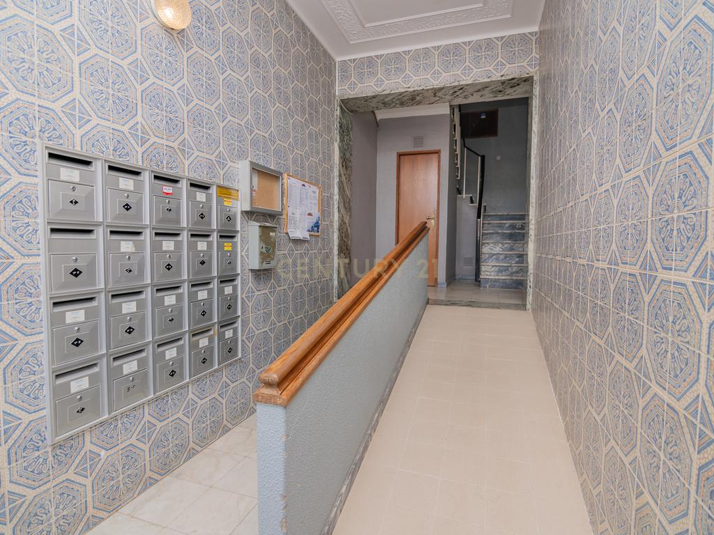 NÃO PERCA ESTA GRANDE OPORTUNIDADE! APARTAMENTO T3 ESPAÇOSO E COMPLETAMENTE REMODELADO COM DUAS AMPLAS VARANDAS, UMA FECHADA EM MARQUISE COM VISTA DESAFOGADA, DUAS CASAS DE BANHO MUITO BEM LOCALIZADO NO CENTRO DE PORTIMÃO PRÓXIMO DE TODAS AS COMODIDADES E - Image 5